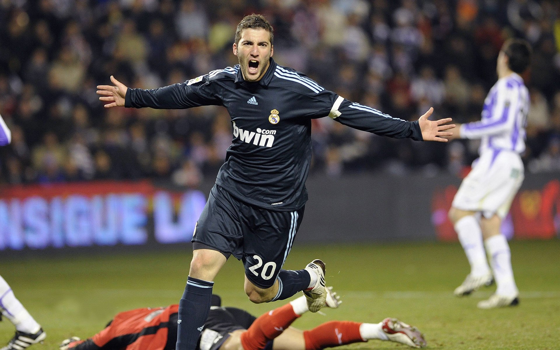 欧冠赛季“帽子戏法排行榜”：挪威中锋独占三次